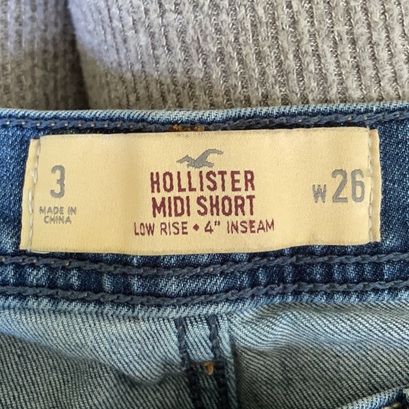 Women’s low rise light wash Jean shorts - Picture 3 of 3
